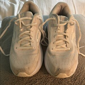 Brooks Women's Cream Running Shoes